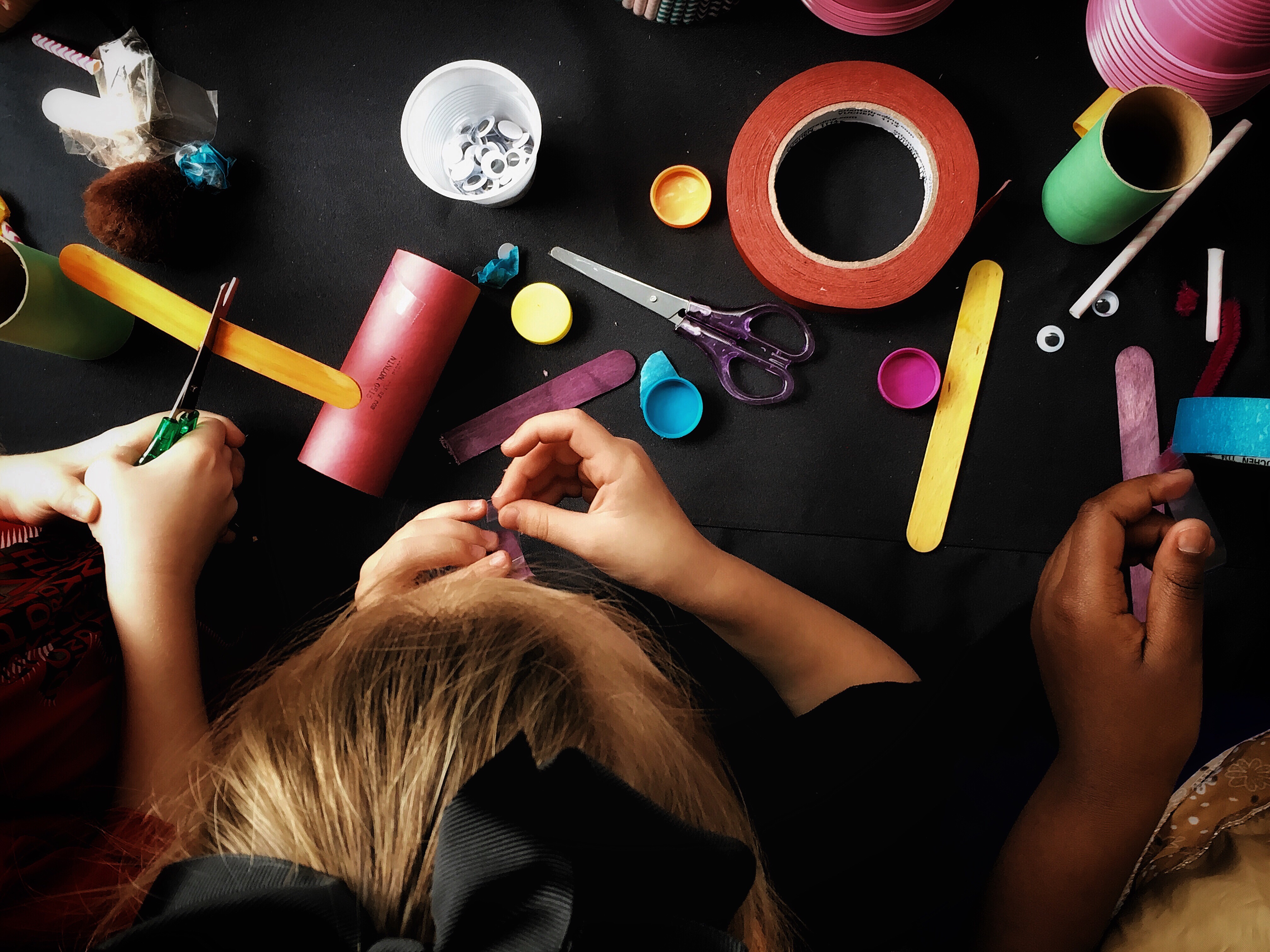 Enfants faisant du bricolage